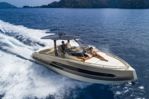 INVICTUS 320GT-Yachting Pleasure